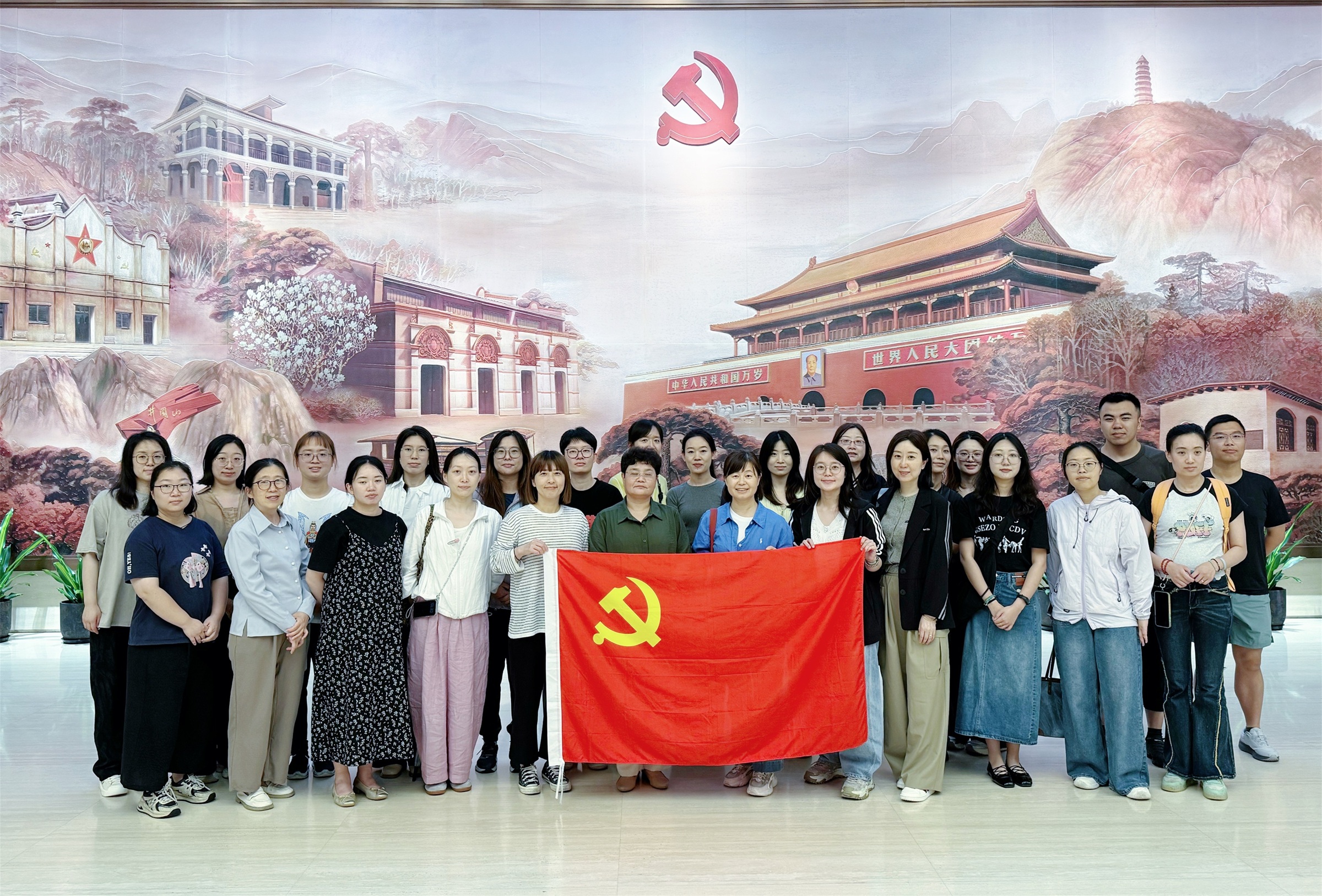 1-参观中共一大会址.jpg